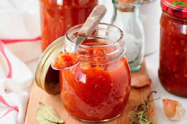 maçãs com tomate