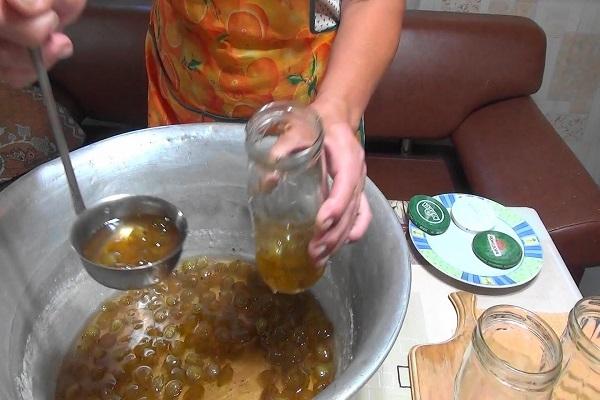 versare in un barattolo