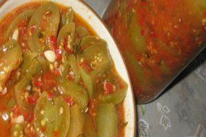 Receita passo a passo de tomates verdes no tomate para o inverno