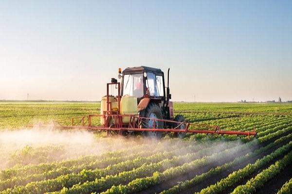Traktor im Feld