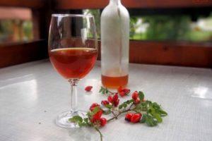 3 receitas simples para fazer vinho de rosa mosqueta em casa