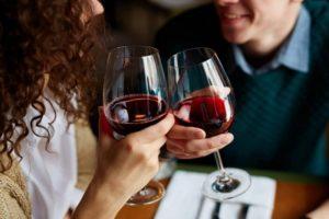 Quais são os benefícios do vinho caseiro e propriedades medicinais, contra-indicações de uso