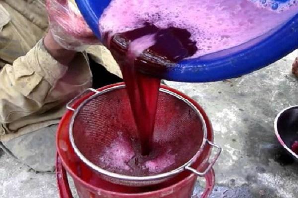 Den Saft abseihen