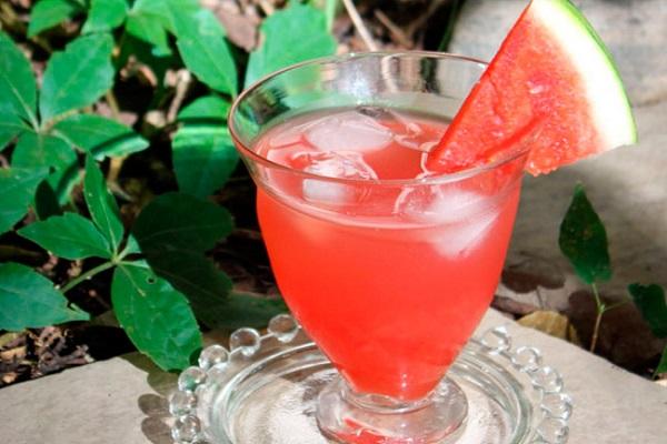 mit Wassermelone trinken