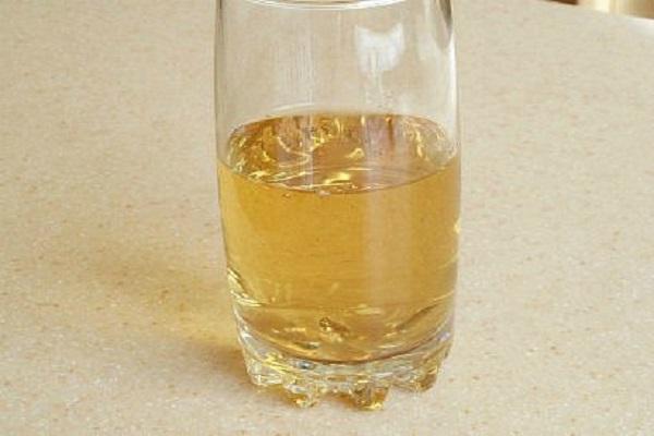 vätska i ett glas