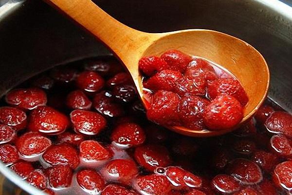 Beeren auf einem Löffel