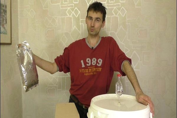 човек са пакетом